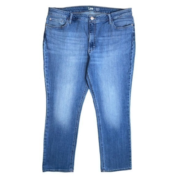 Lee Women’s Mid-Rise Regular Fit Straight Leg Medium Wash Plus Size 20M - Picture 1 of 16